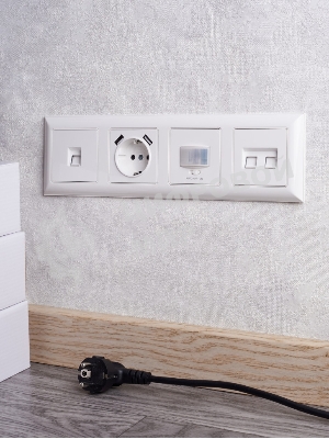 Рамка 4-местная IEK BRITE РУ-4-Бр DECOR 3D-форма белый