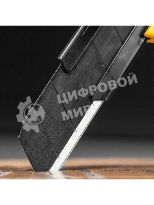 Нож Denzel 18 мм, сменное лезвие, SK4, корпус из цинкового сплава + TPR, торцевой зажим