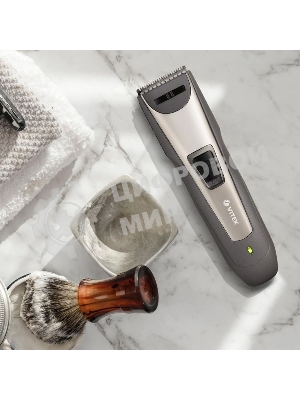 Машинка для стрижки волос Vitek VT-2572 GR Питание сеть/аккумулятор. Время автономной работы 45 мин. Время зарядки 8 ч. Индикация уровня зарядки батареи. Максимальная длина стрижки 30 мм. Материал лезвий высококачественная сталь. Минимальная длина стрижки 1 мм. Способ регулировки длины регулятором и сменой насадок. Функция филировки. 2 насадки. Число установок длины 11. Подставка для зарядки. Низкий уровень вибрации и шума.