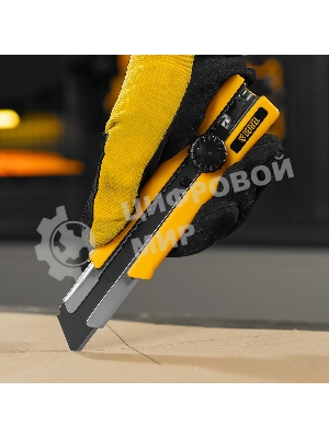 Нож Denzel 25 мм, сменное лезвие, SK4, корпус из TPR, метал. направляющая, винтовой фиксатор