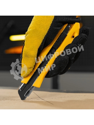 Нож Denzel 18 мм, сменное лезвие, SK4, метал. направляющая, нажимной фиксатор