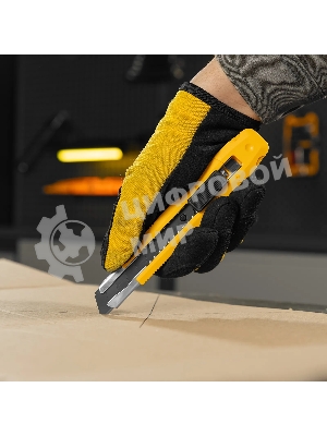 Нож Denzel 18 мм, сменное лезвие, SK4, метал. направляющая, клипса, нажимной фиксатор