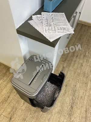 Шредер Heleos АП23-5 серый/серебристый с автоподачей (секр.P-5) фрагменты 145лист. 23лтр. скрепки скобы пл.карты