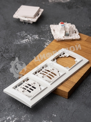 Рамка 3-местная Минск горизонтальная белая EKF Basic