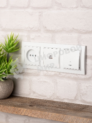 Рамка 3-местная Минск горизонтальная белая EKF Basic