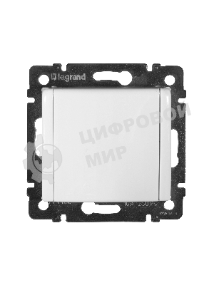 Розетка Valena с заземлением с крышкой (белая)