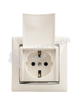 Розетка Valena с заземлением с крышкой (белая)